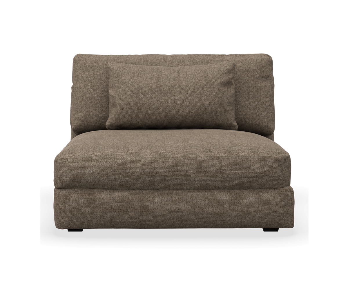 Brun armløs modulsofa med pude, set forfra.