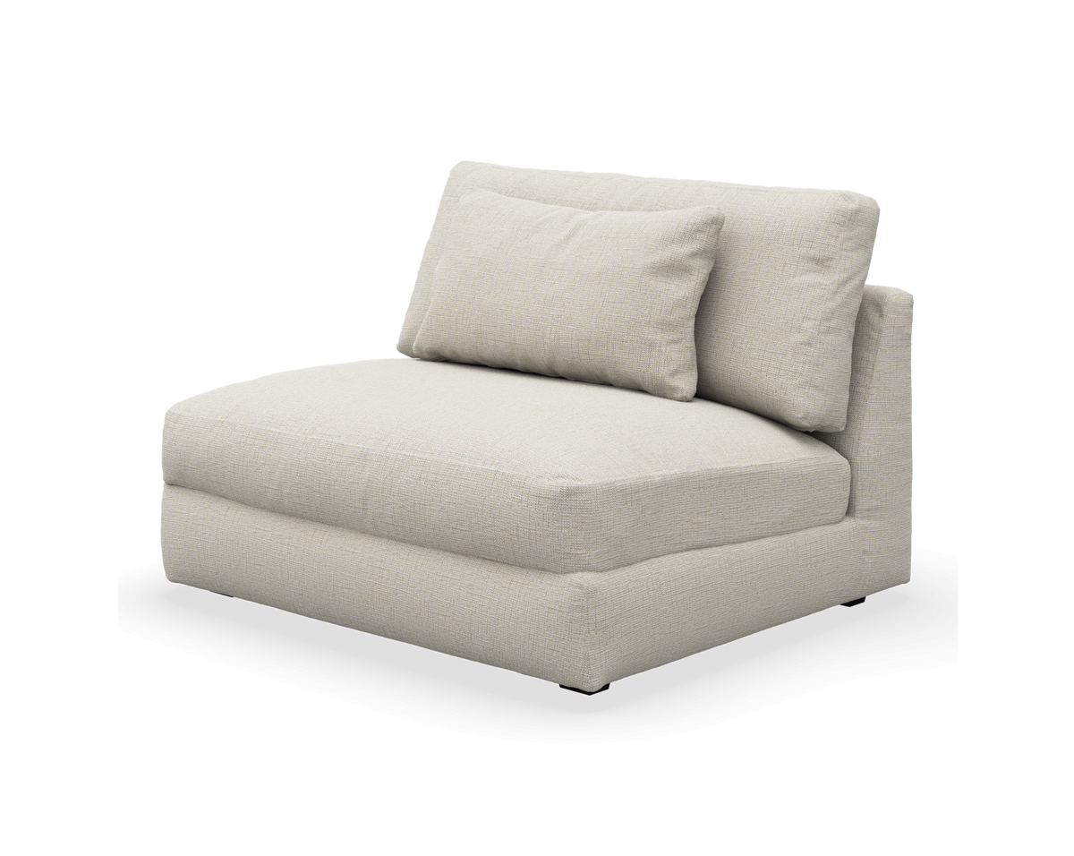 Lys beige modulsofa uden armlæn i stof med ryg- og pude, frilagt på hvid baggrund.