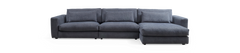 Mørkegrå modulsofa med chaiselong til højre på sort baggrund.