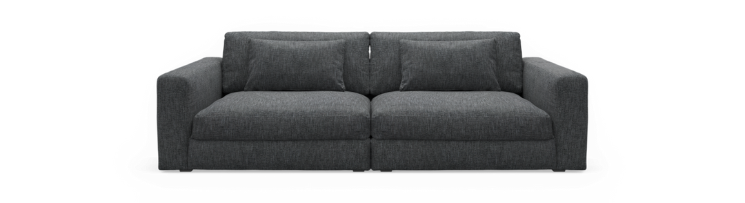 Mørkegrå 2-personers sofa med brede armlæn, frilagt på sort baggrund.