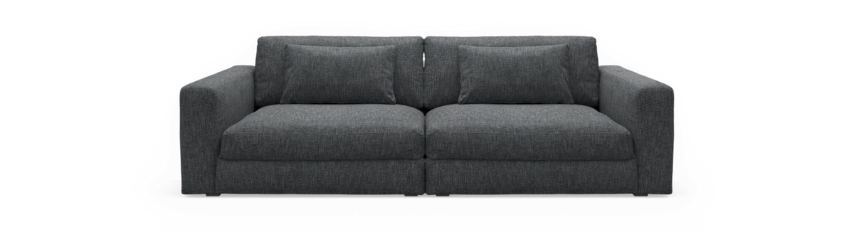 Mørkegrå 2-personers sofa med brede armlæn, frilagt på sort baggrund.