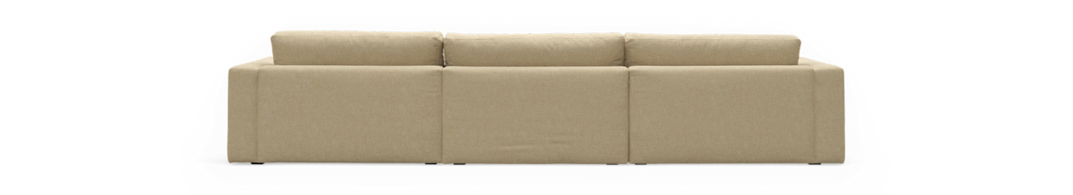 Bagside af beige tresæders sofa med tre ryghynder på sort baggrund.
