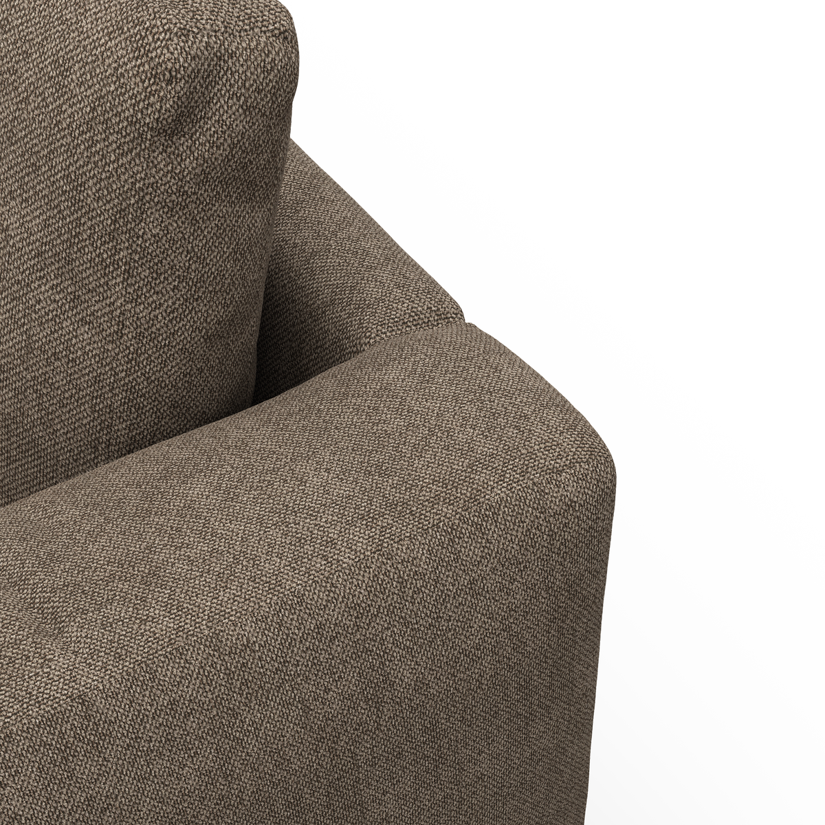 Nærbillede af brun stofsofa med bred armlæn og rygpude i struktureret tekstil på hvid baggrund.
