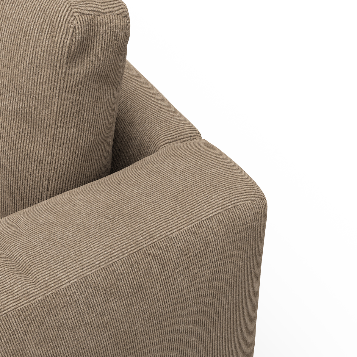 Nærbillede af armlæn og ryghynde i beige riflet fløjl på en sofa, fritlagt mod hvid baggrund.