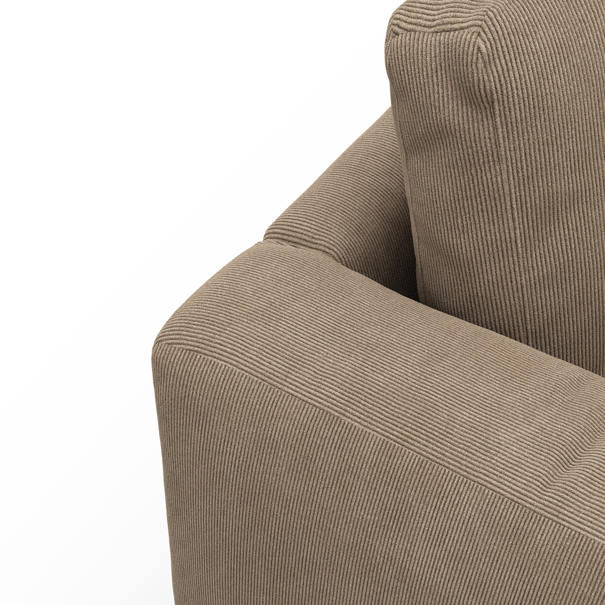 Nærbillede af beige, rillet fløjlsofas armlæn og ryghynde mod hvid studiebaggrund.