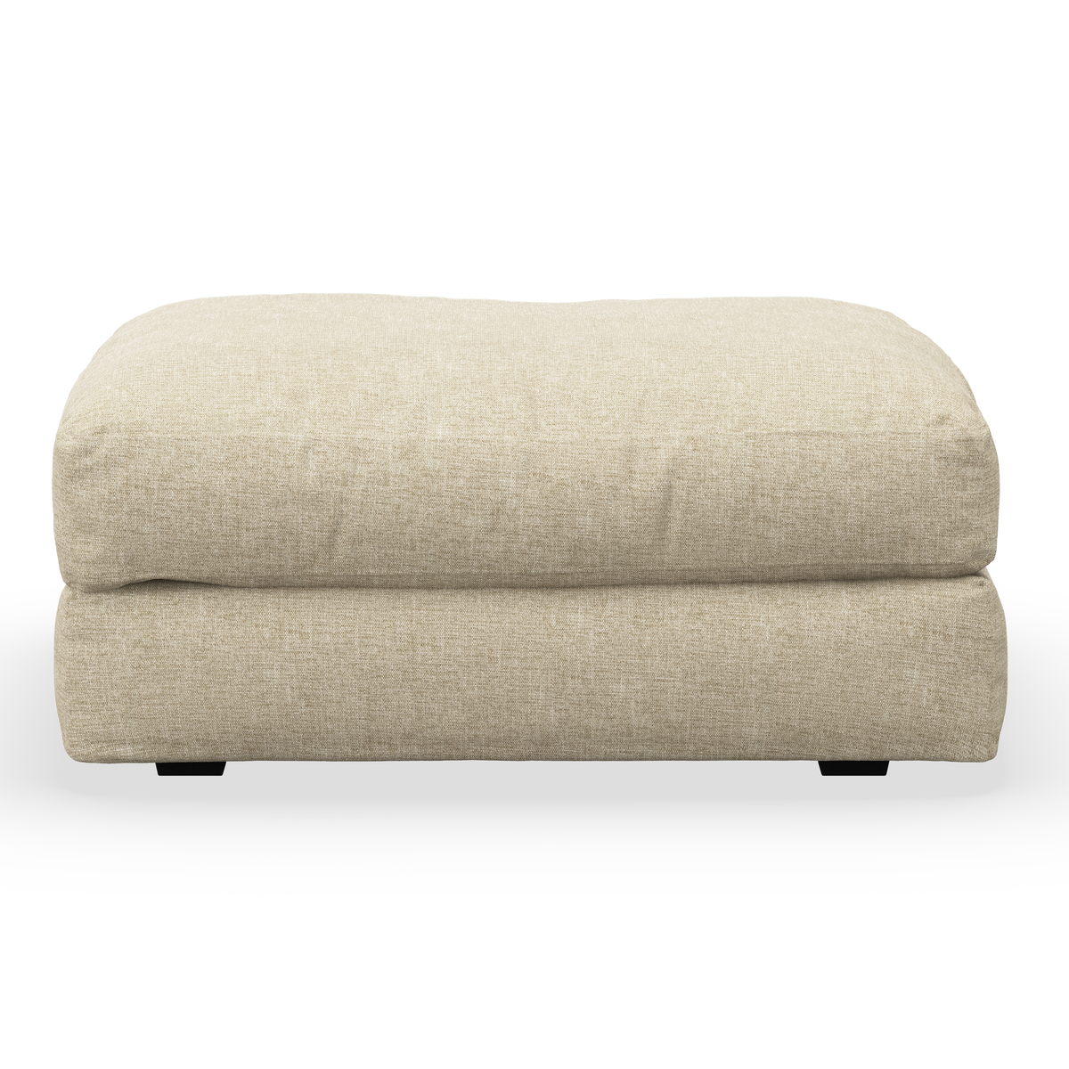 Beige stofpolstret puf/ottoman set forfra på hvid studiobaggrund.