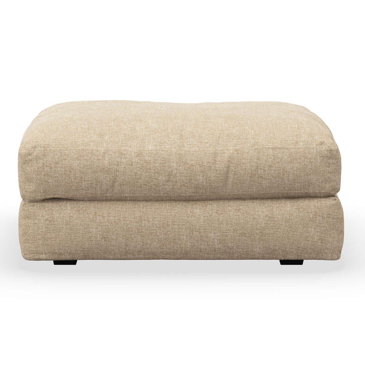 Beige ottoman i stof med lav, blød profil set lige forfra mod hvid baggrund.