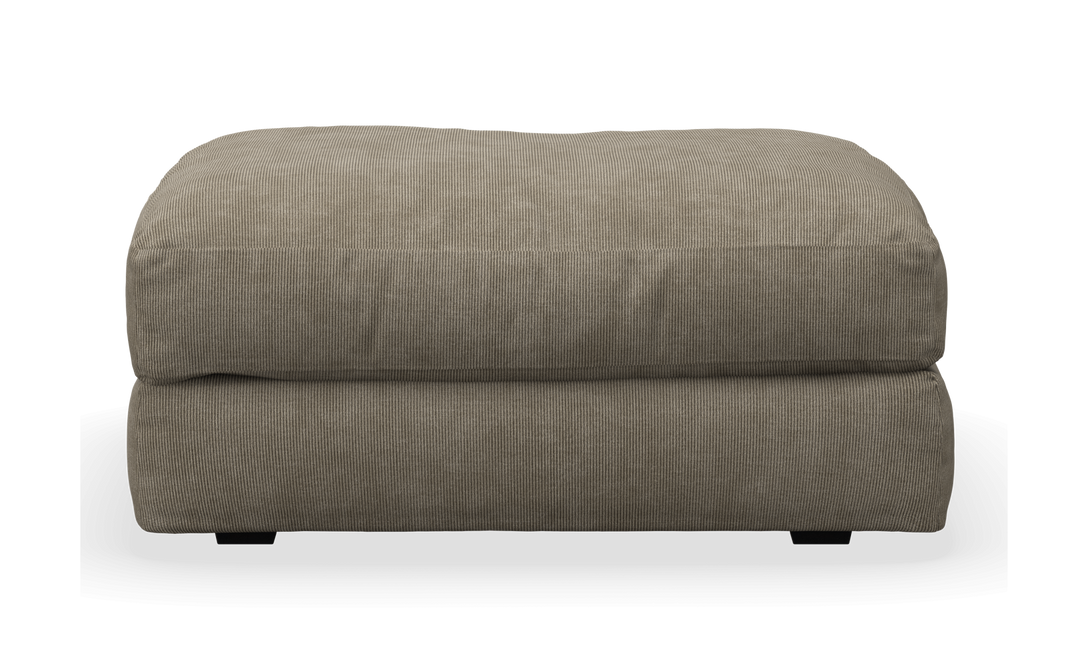 Beige puf i cordfløjl på hvid baggrund, set forfra.