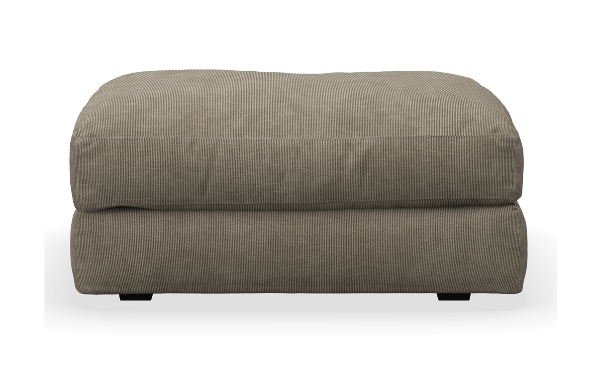 Beige puf i cordfløjl på hvid baggrund, set forfra.