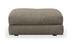 Beige puf i cordfløjl på hvid baggrund, set forfra.