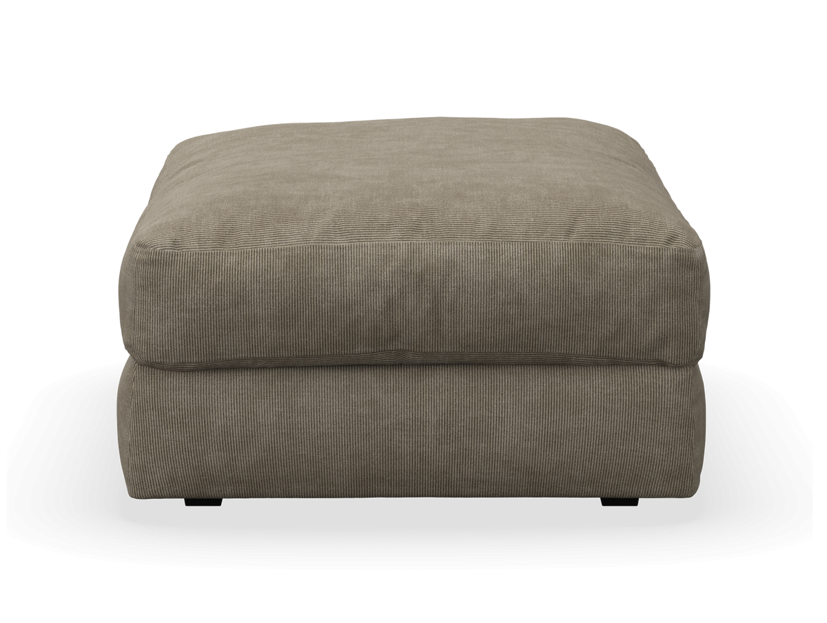 Beige fodpuf i bredriflet fløjl set forfra mod hvid baggrund.