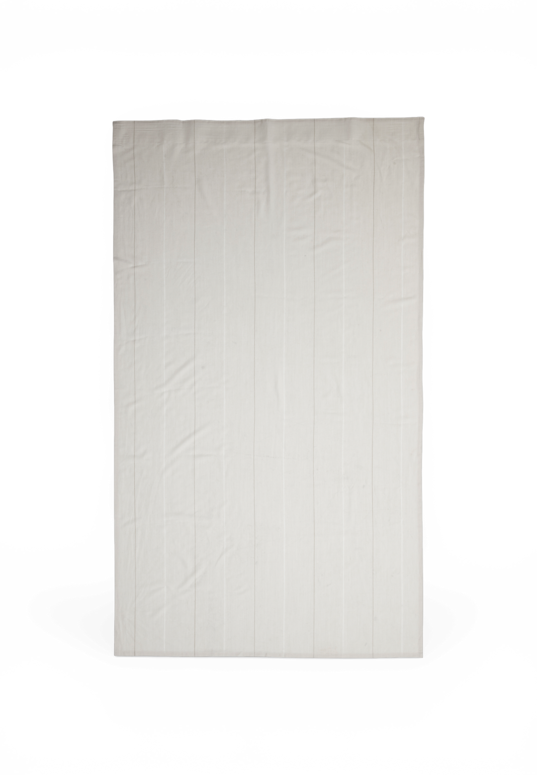 Lys beige plaid med subtile lodrette striber, set forfra.