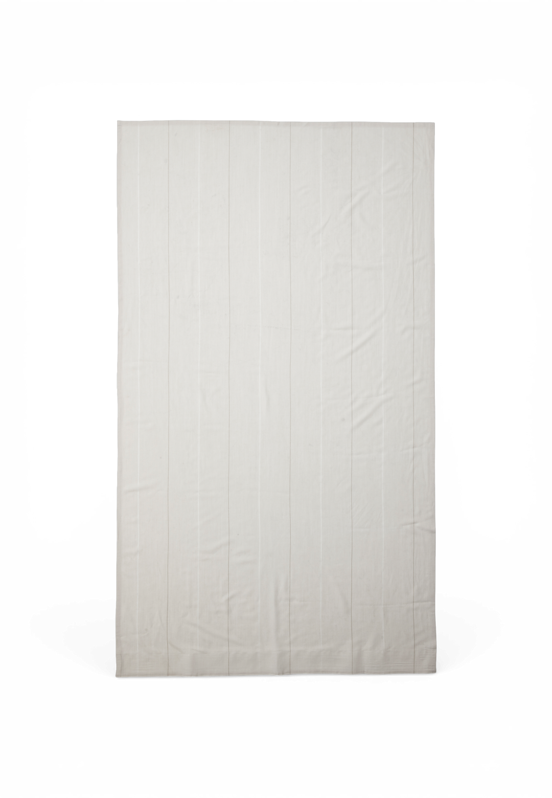 Lyst cremefarvet gardinpanel med diskrete lodrette striber, set forfra mod neutral baggrund.