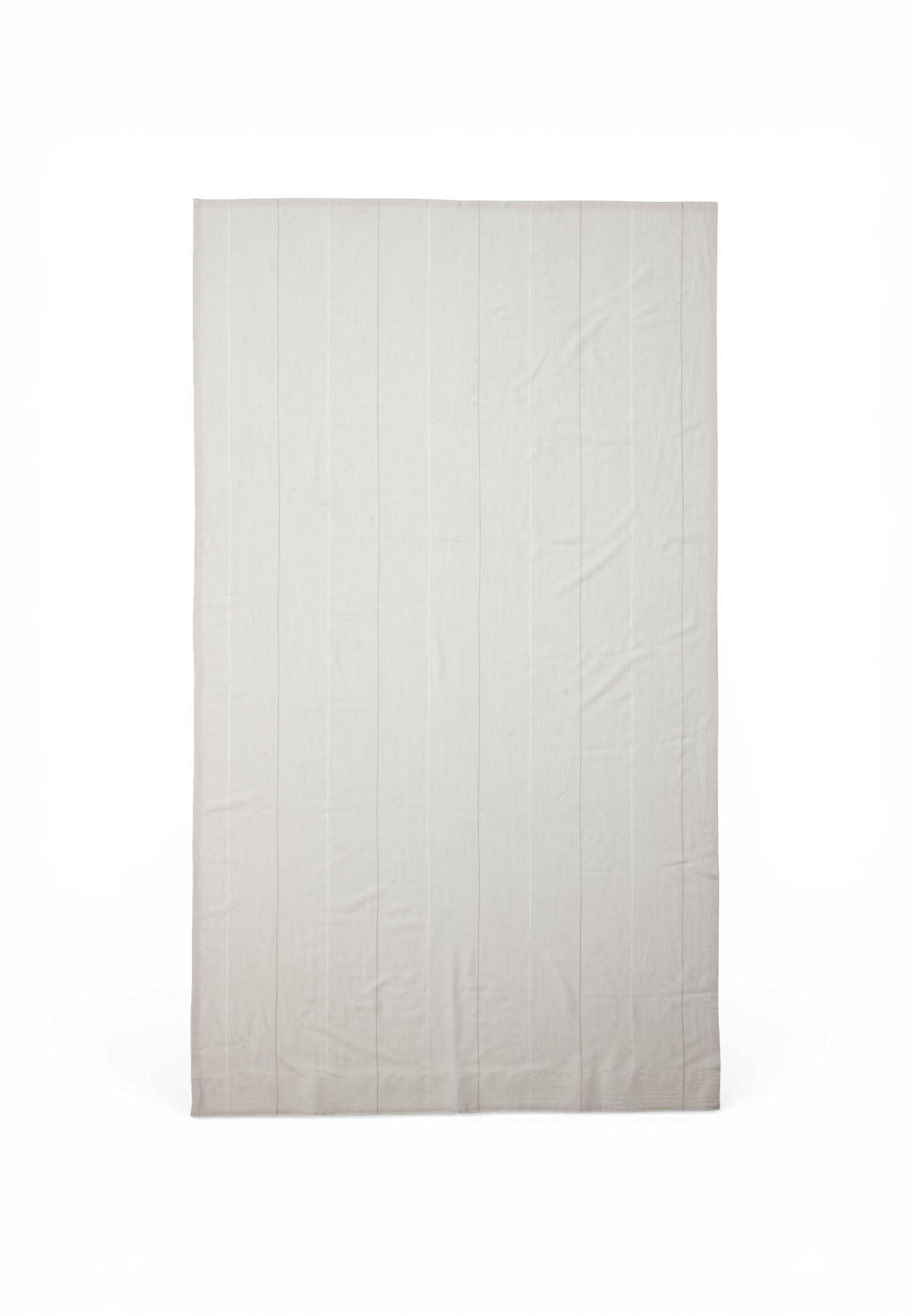 Lyst cremefarvet gardinpanel med diskrete lodrette striber, set forfra mod neutral baggrund.