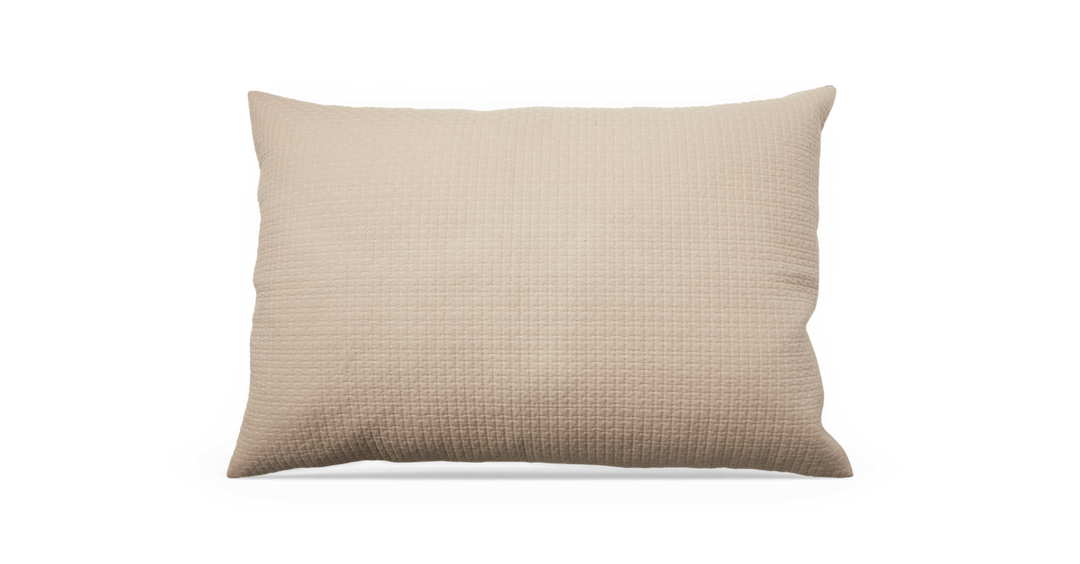 Beige pyntepude med diskret ternet struktur, frilagt på hvid baggrund.