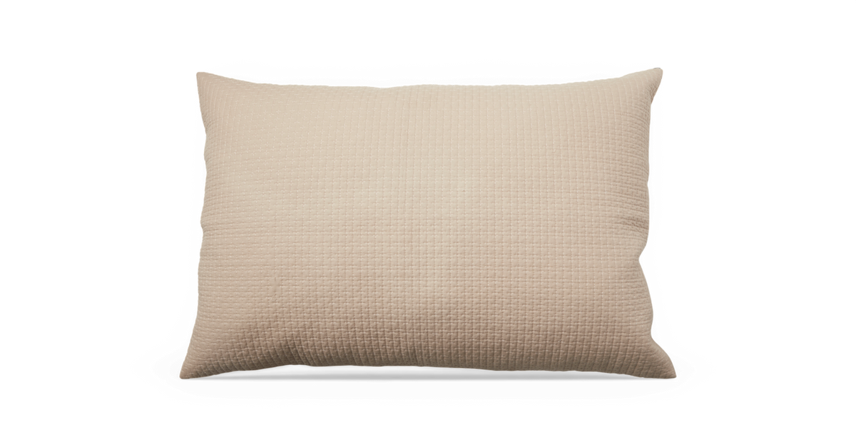 Beige pyntepude med diskret ternet struktur, frilagt på hvid baggrund.