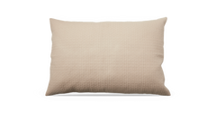 Beige pyntepude med diskret ternet struktur, frilagt på hvid baggrund.