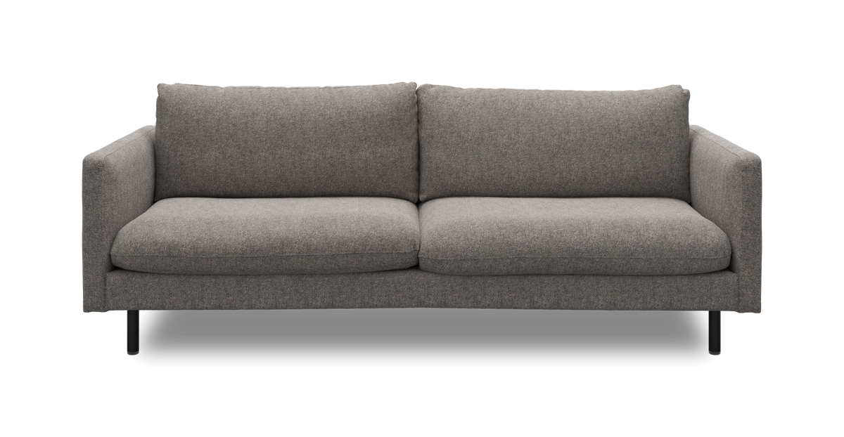 Grå 3-personers sofa med smalle armlæn og runde sorte ben, set lige forfra.