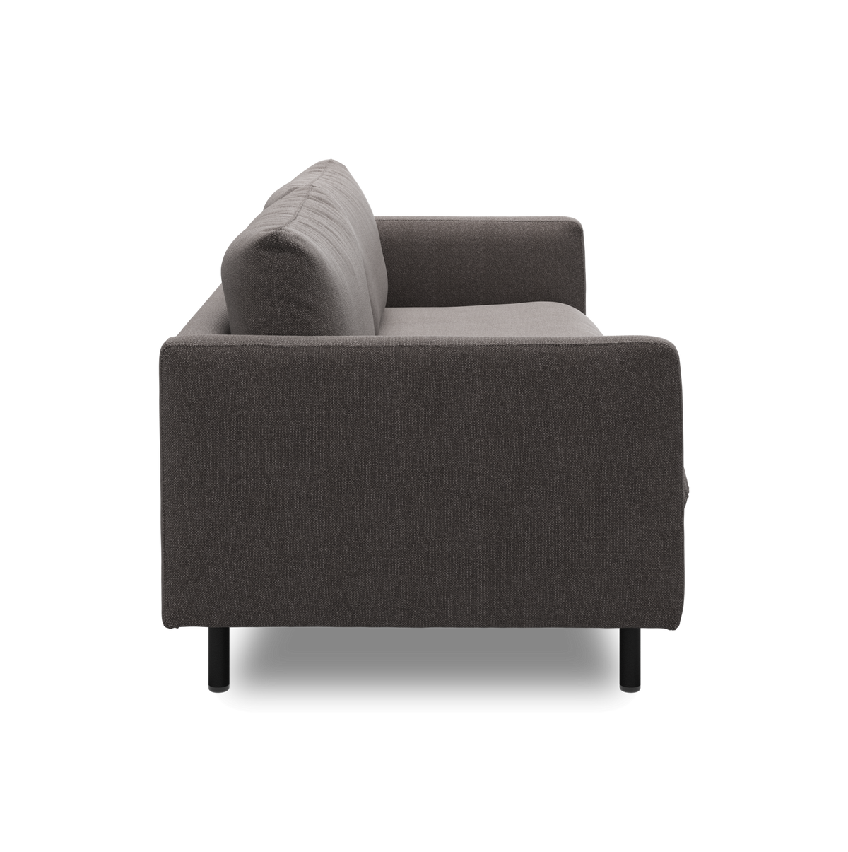 Sideret billede af en mørkegrå, moderne sofa med sorte ben på studiebaggrund.