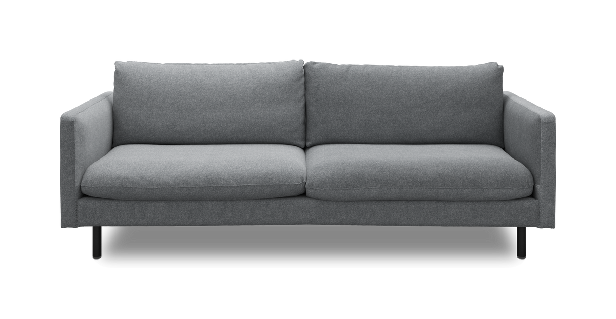 Grå 3-personers sofa med lige armlæn og sorte ben i front, frilagt baggrund.