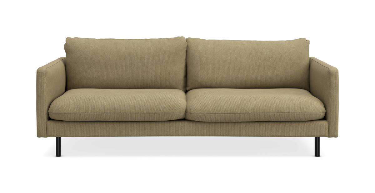 Olivgrøn 3-personers sofa med lige armlæn og slanke sorte ben, frontvisning.