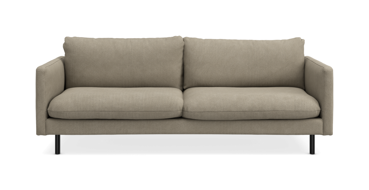 Beige 2-personers sofa med lige armlæn og sorte ben, set forfra.