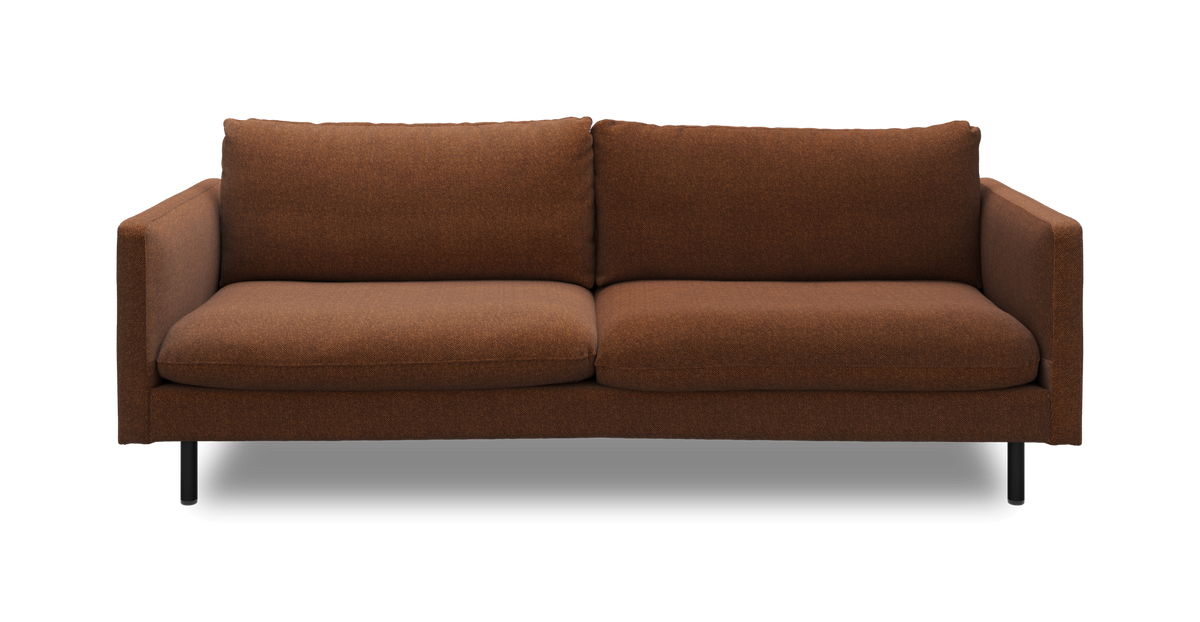 Brun stofsofa med to sædehynder og lige armlæn, frilagt på hvid baggrund.
