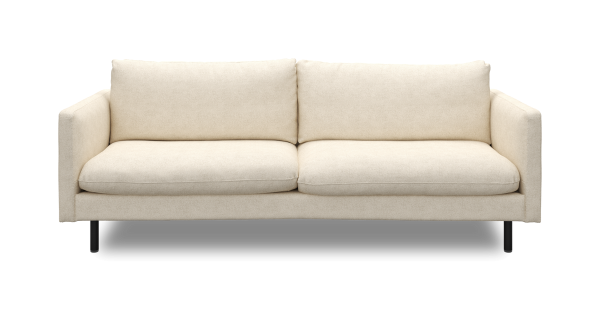 Beige 2-personers sofa med lige armlæn og sorte ben, set forfra.