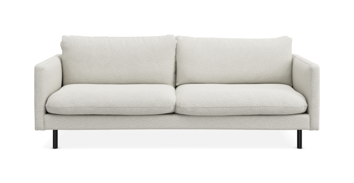 Hvid tosædet sofa med slanke sorte ben, set forfra på neutral baggrund.