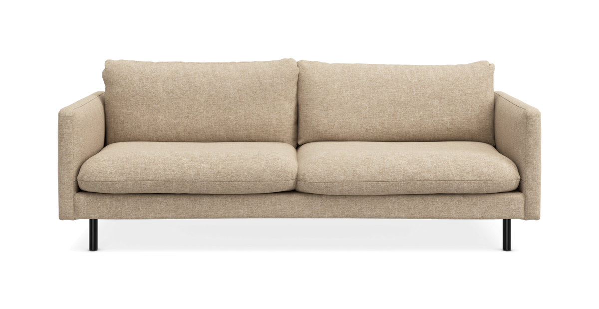 Beige 2-personers sofa med slanke sorte ben, set forfra.