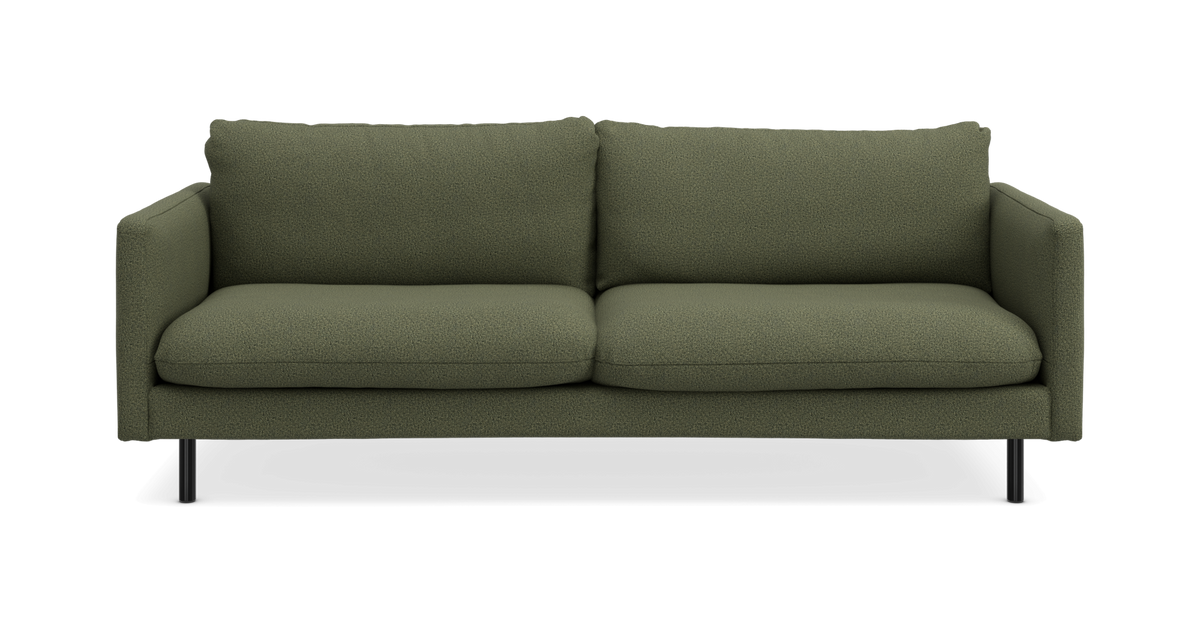 Grøn 2-personers sofa med slanke sorte metalben og bløde sæde- og ryghynder.