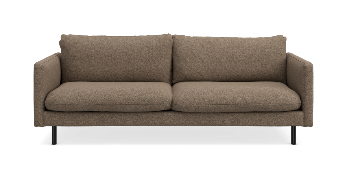 Brun-beige 2-personers sofa med lige armlæn og sorte ben, frilagt produktbillede.