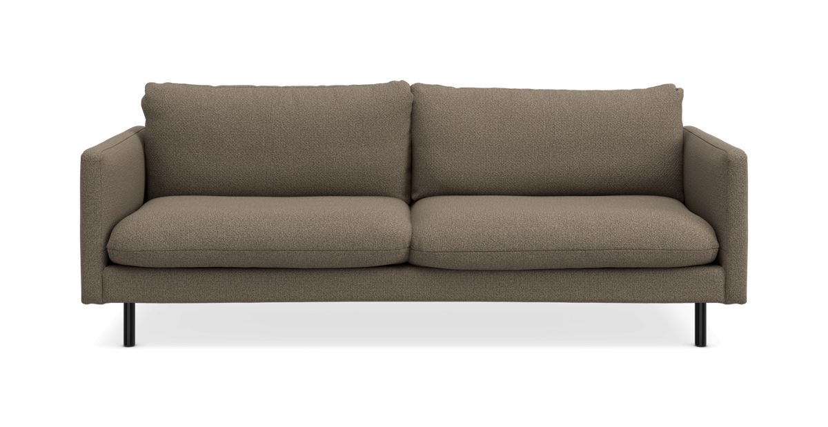 2-personers sofa i taupe/brun tekstil med lige armlæn og sorte metalben, frilagt set forfra.