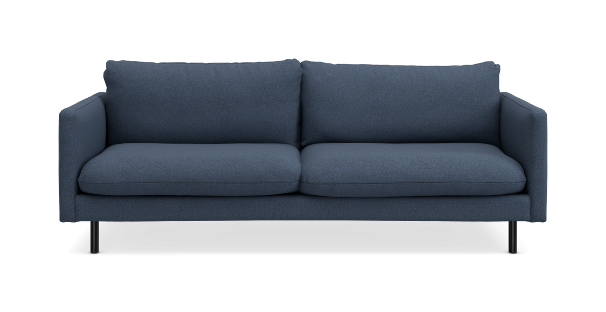 Blå 2-personers sofa med slanke sorte ben set lige forfra.