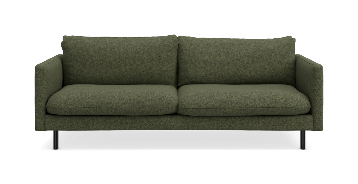 Mørkegrøn sofa med to sædehynder og slanke sorte ben, set forfra.