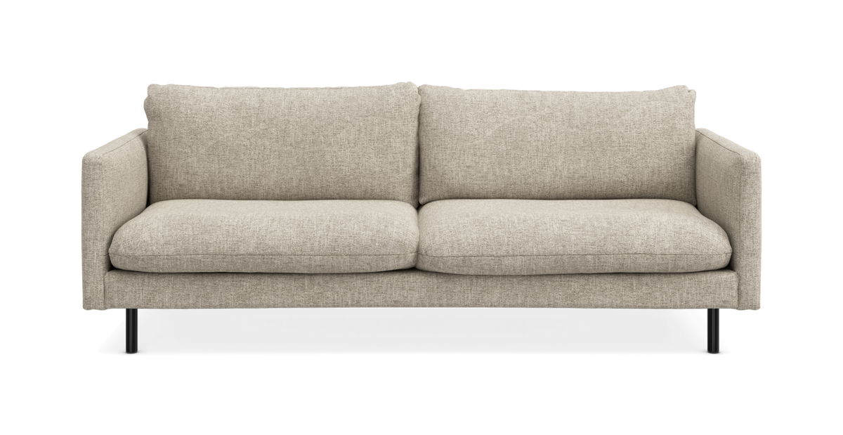 Beige 2-personers sofa med slanke sorte ben, frontvisning på frilagt baggrund.