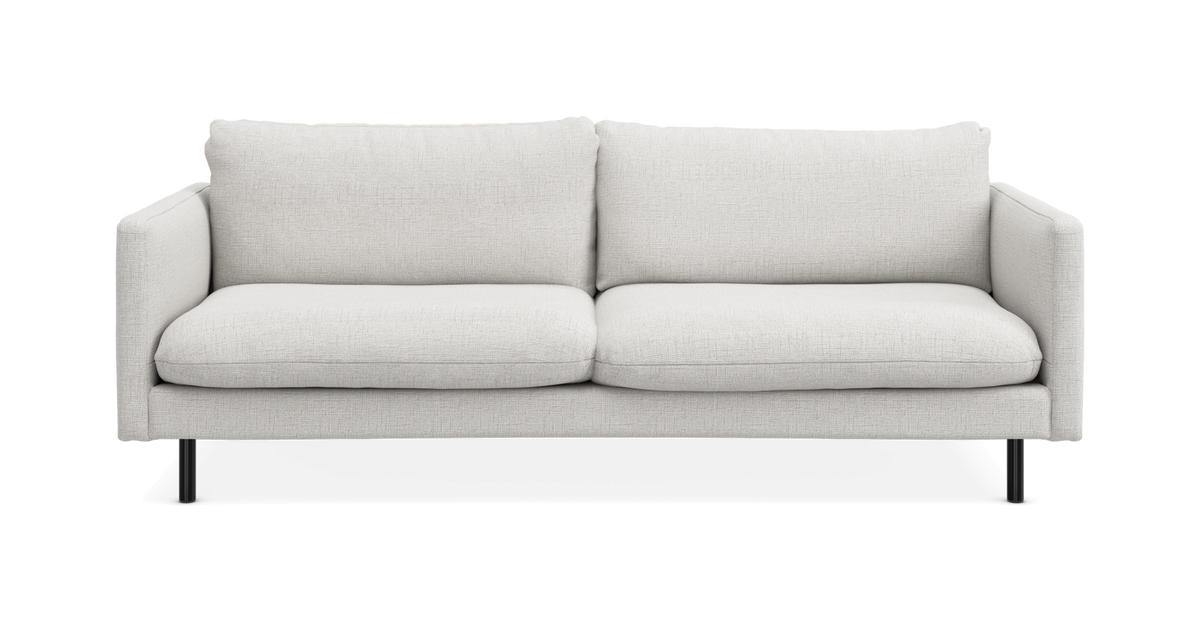 Lysegrå 2-personers sofa med slanke sorte metalben, set forfra.