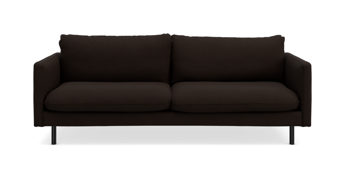 Mørkebrun 2-personers sofa i stof med slanke sorte ben, set forfra på isoleret baggrund.