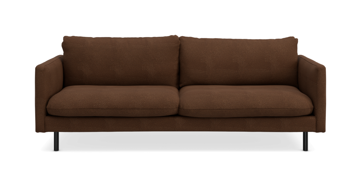 Brun sofa med to sædehynder og sorte ben, frilagt mod hvid baggrund i frontvisning.