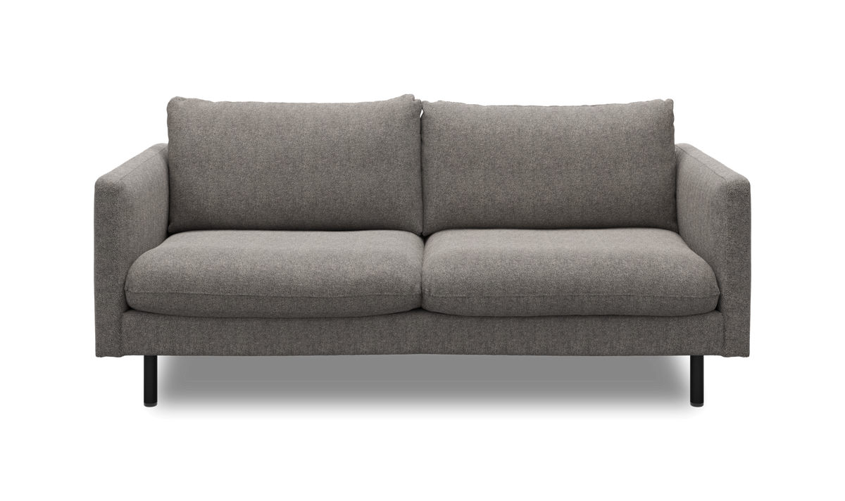 Grå 2-personers sofa med smalle armlæn og sorte ben, set forfra.