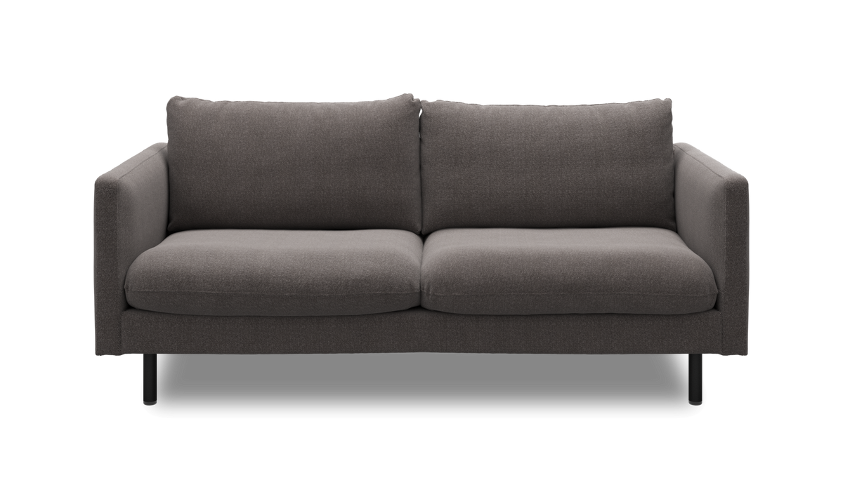 Mørkegrå 2-personers sofa med lige armlæn og slanke sorte ben, frontvisning.