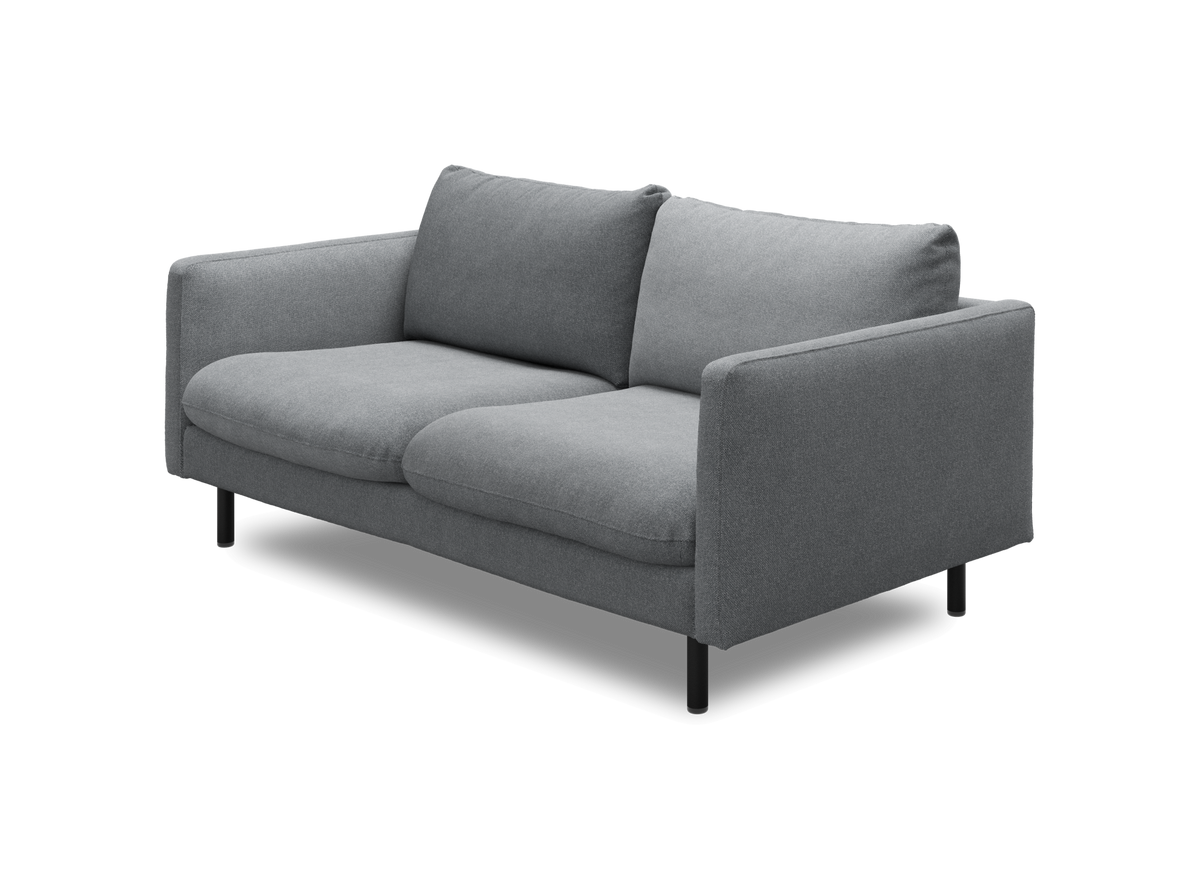 Grå 2-personers sofa med lige armlæn og slanke sorte ben.