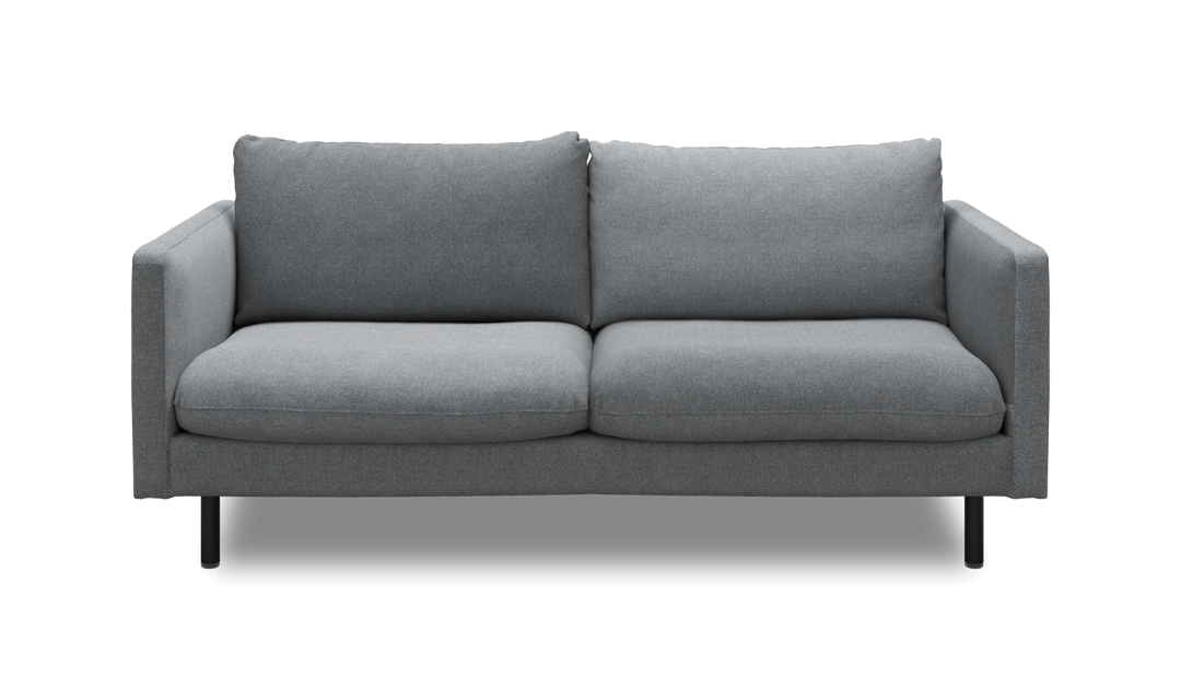 Grå 2-personers sofa med lige armlæn og sorte ben, frontvisning, frilagt.