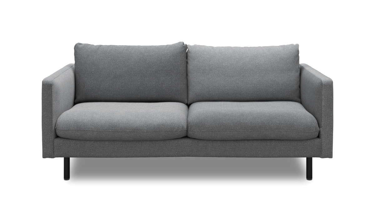 Grå 2-personers sofa med lige armlæn og sorte ben, frontvisning, frilagt.