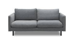 Grå 2-personers sofa med lige armlæn og sorte ben, frontvisning, frilagt.