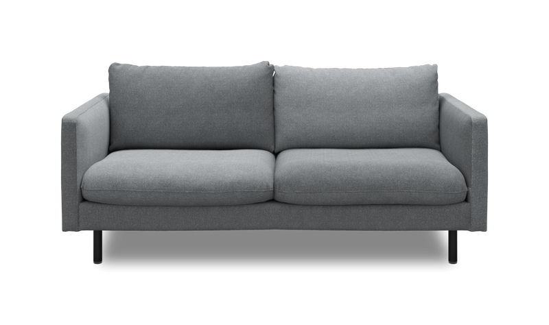 Grå 2-personers sofa med lige armlæn og sorte ben, frontvisning, frilagt._ps
