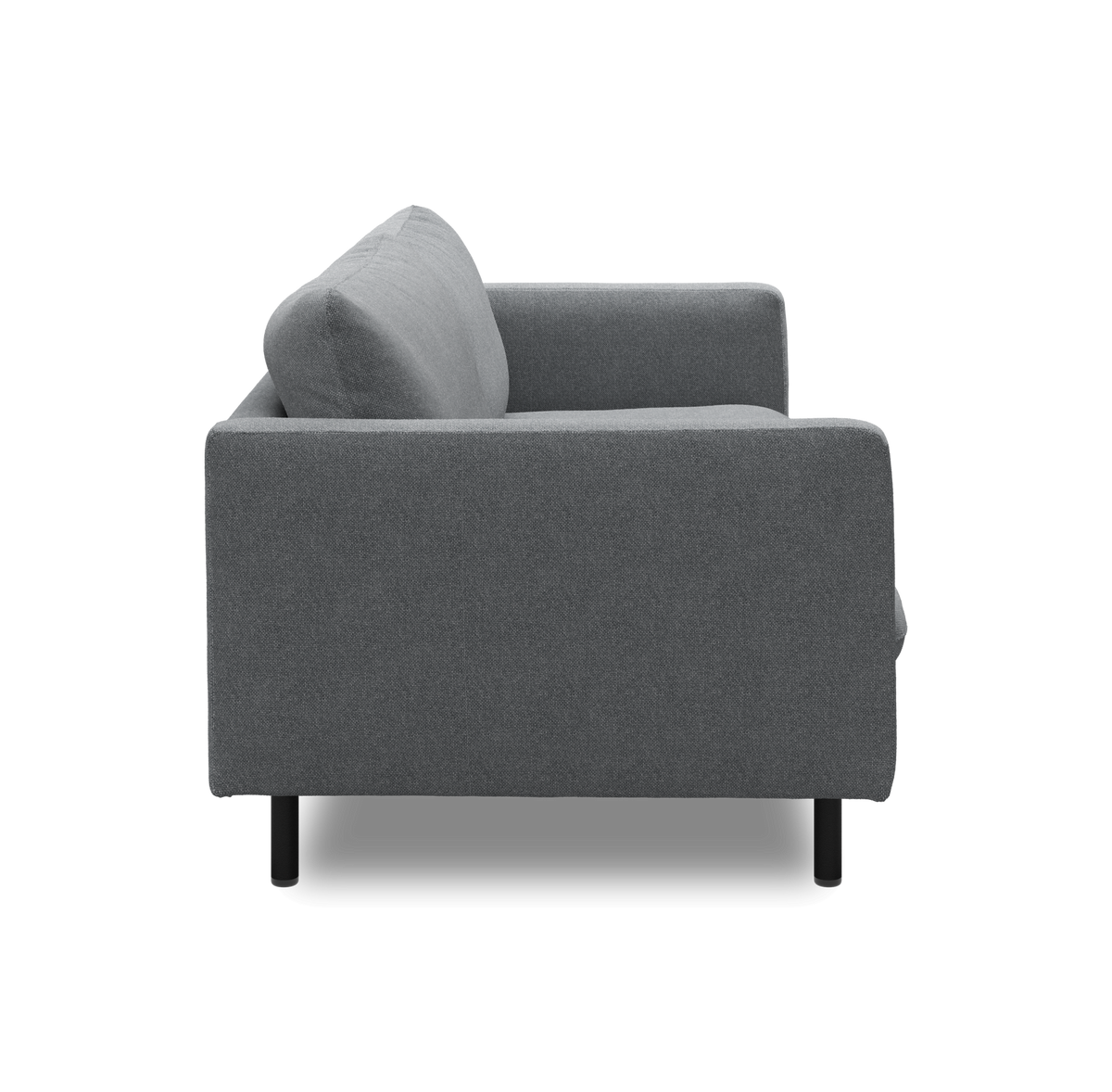 Grå sofa set fra siden med sorte ben i studiemiljø.