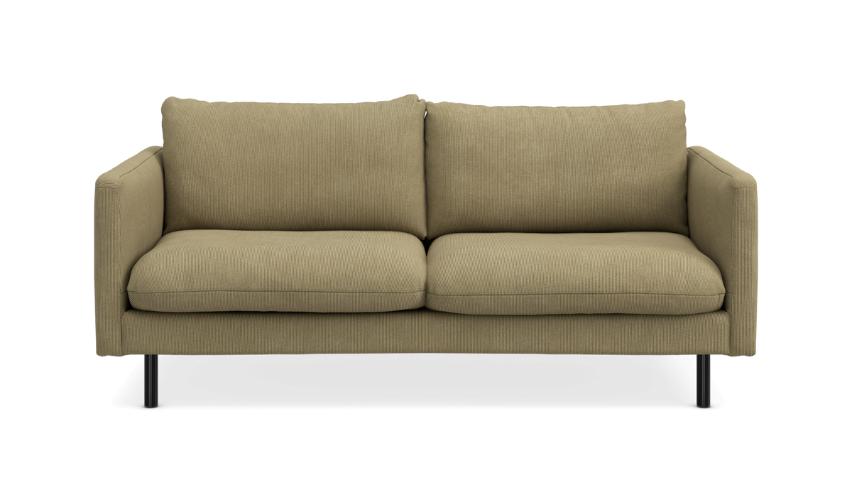 Olivengrøn 2-personers sofa med lige armlæn og sorte ben, frontvisning.