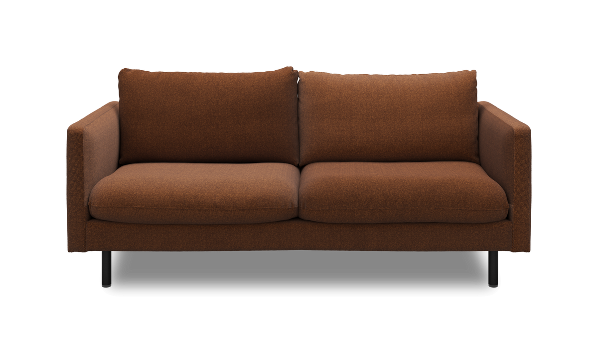 Brun 2-personers stofsofa med smalle armlæn og sorte ben, frontvisning.
