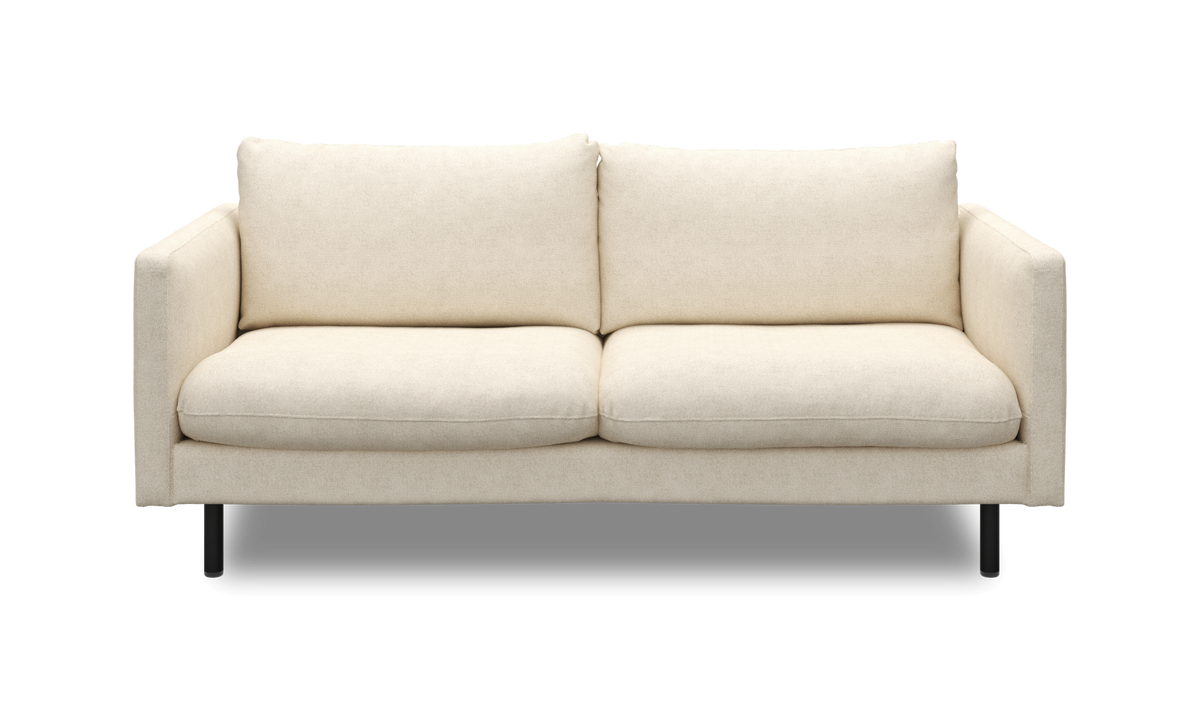 Beige 2-personers sofa med lige armlæn og sorte ben, set forfra.